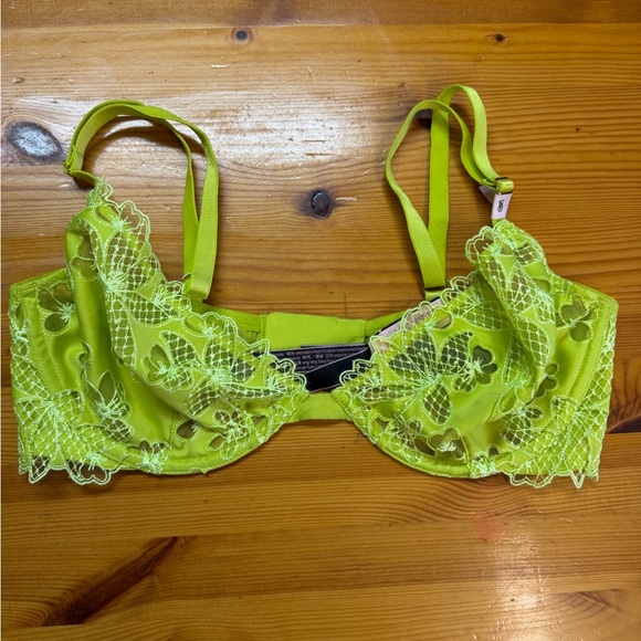 NWT Victoria’s Secret Very Sexy Fishnet Lace Peekaboo Low-Cut Demi Bra limelight - Picture 3 of 7